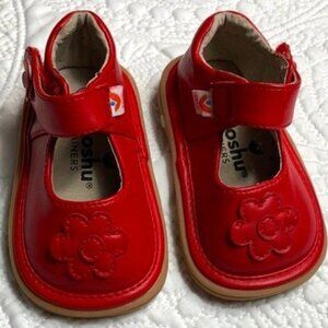 Mooshu trainers red squeakers shoes Girls Size 5 21 Like New condition No flaws